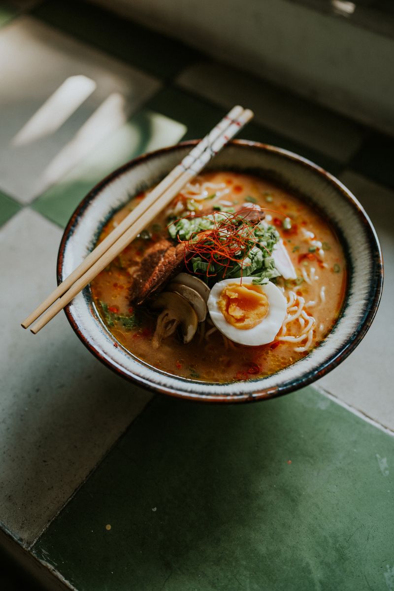 Ramen dilihat dari atas dengan telur dan sumpit