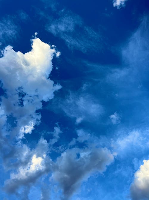 Δωρεάν στοκ φωτογραφιών με γαλάζιος ουρανός, καιρός, κατακόρυφη λήψη