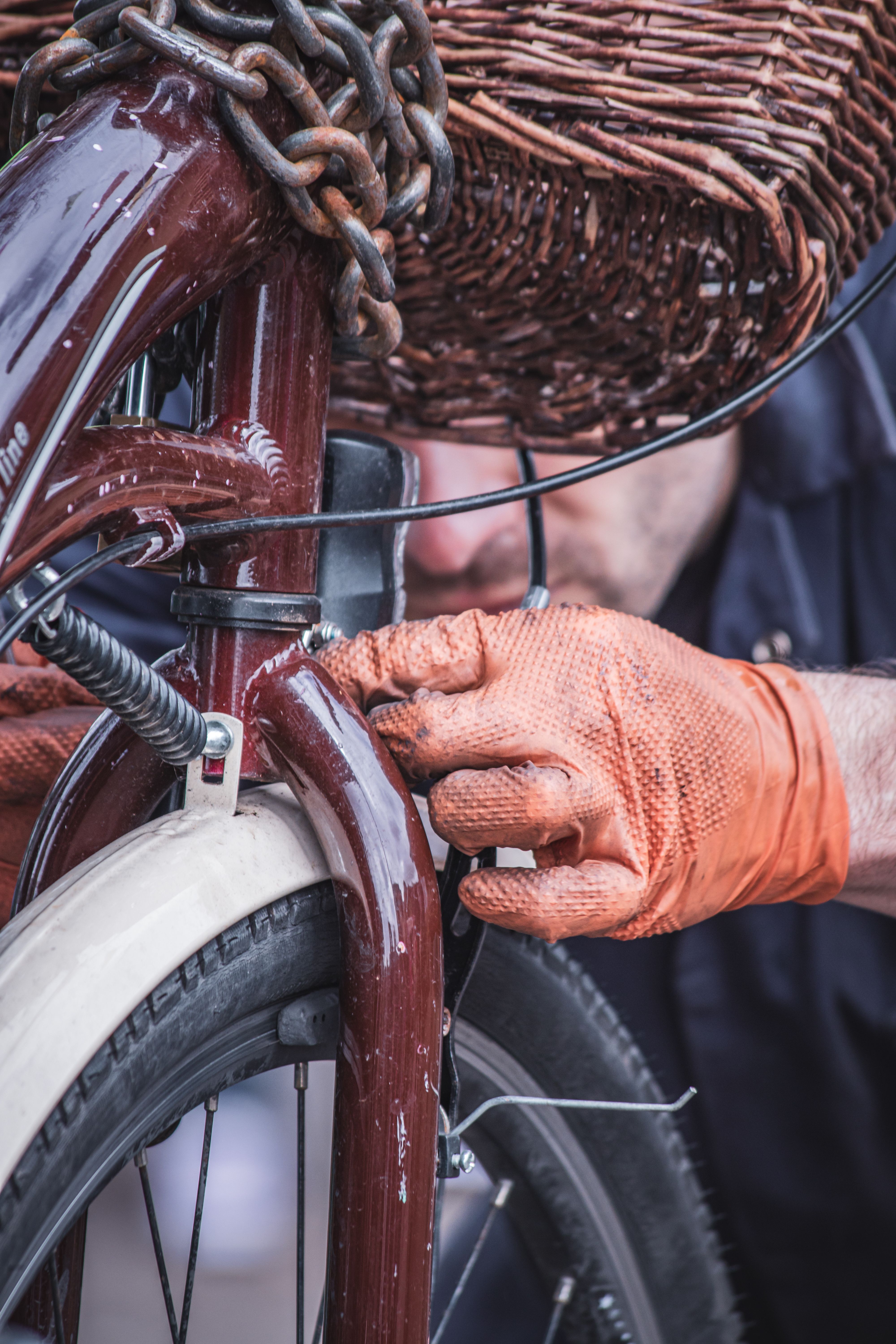 Controle van fietsremmen tijdens onderhoud