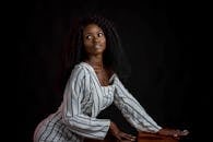 这幅美丽肖像展现了一位身着条纹服装的时尚女性，优雅而沉着