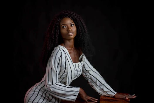 这幅美丽肖像展现了一位身着条纹服装的时尚女性，优雅而沉着