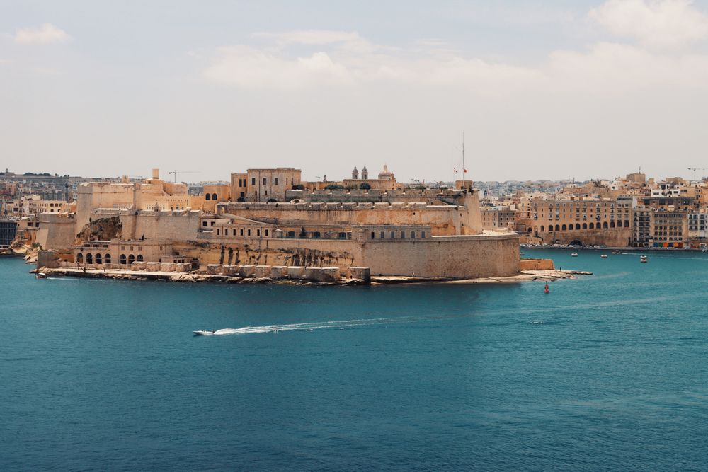 Fortul Sfântul Angelo din Birgu, Malta, văzut de peste apele portului