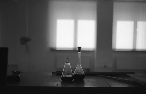 kimya, mantarlar, masa içeren Ücretsiz stok fotoğraf