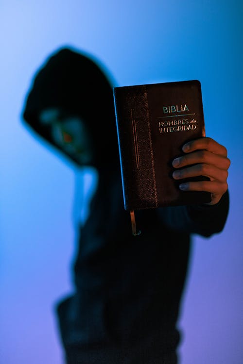 Selektiver Fokus Fotografie Des Mannes, Der Bibel Hält