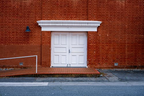 Бесплатное стоковое фото с белые двери, вход, входы