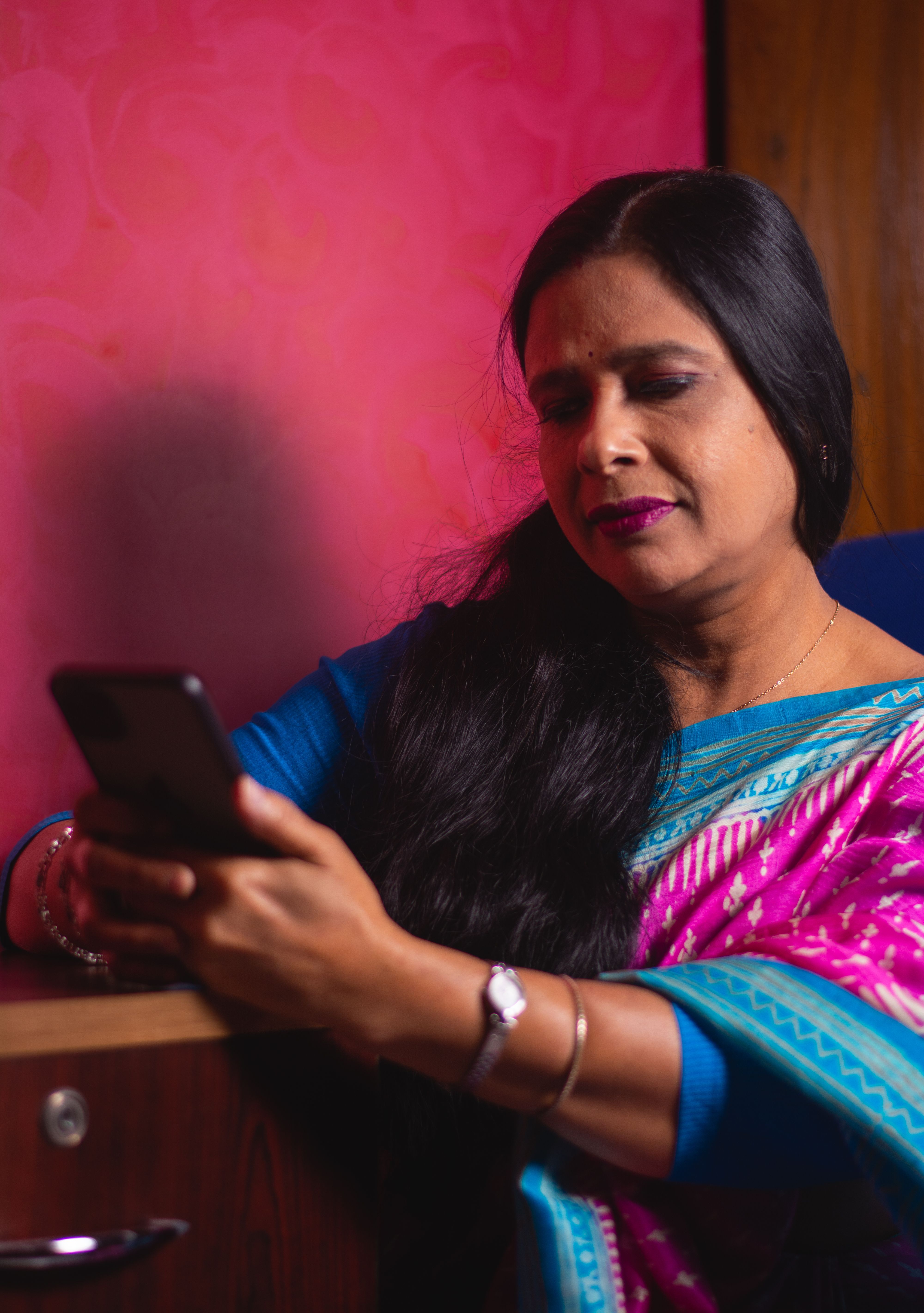 Indian Using Phone Photos, Download The BEST Free Indian Using Phone ...