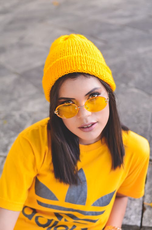 Wanita Mengenakan Beanie Kuning