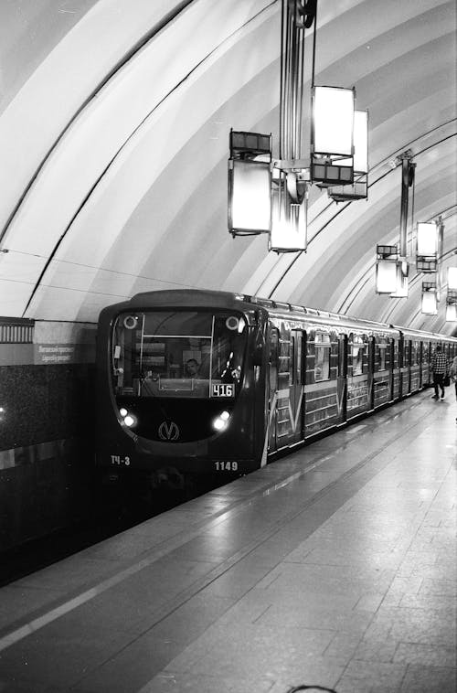 トンネル, プラットフォーム, 公共交通機関の無料の写真素材