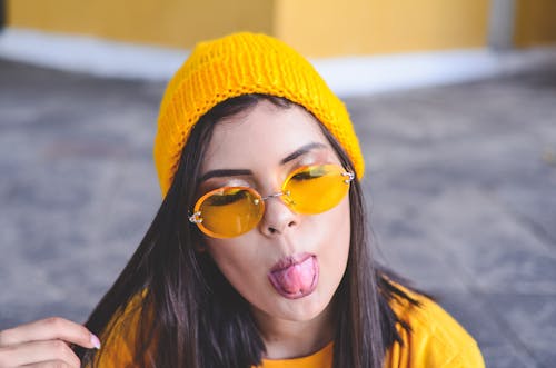 Foto De Mujer Con Los Ojos Cerrados Sacando La Lengua