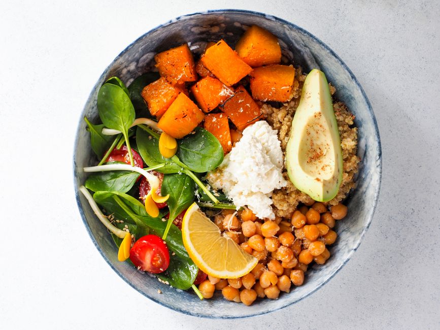 Mediterranean Quinoa Bowl with chickpeas and fresh vegetables - cheap easy meal prep for weight loss Mediterranean Quinoa Bowl with chickpeas and fresh vegetables - cheap easy meal prep for weight loss