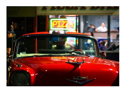Бесплатное стоковое фото с красный автомобиль, пицца, ретро