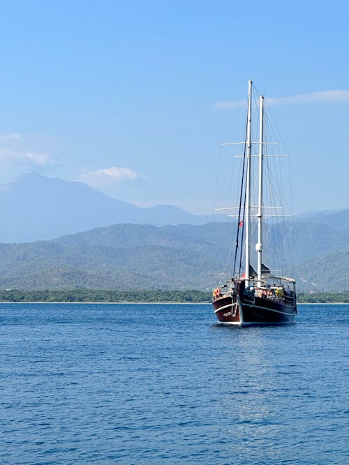 Fotos de stock gratuitas de barco, cerros, cielo azul