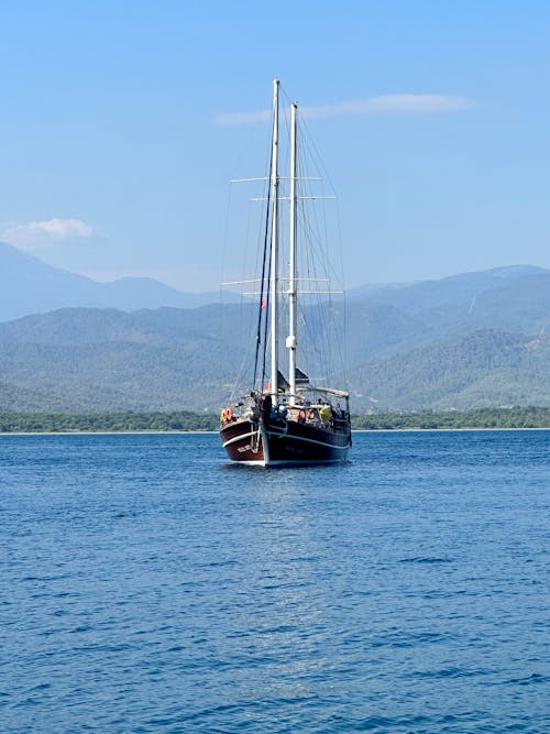 Fotos de stock gratuitas de barco, cerros, cielo azul