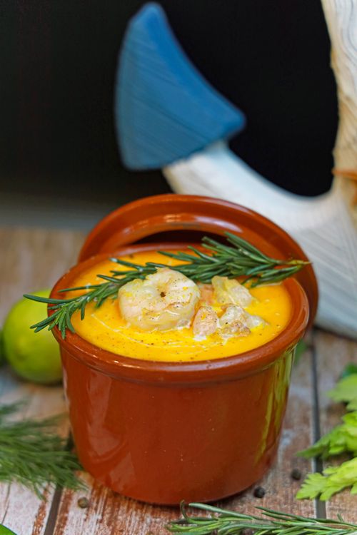 Free Delicious creamy shrimp dish garnished with rosemary, served in a rustic pot. Stock Photo