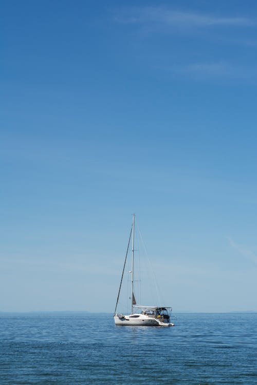 Foto d'estoc gratuïta de cel blau, cel clar, embarcació d'aigua