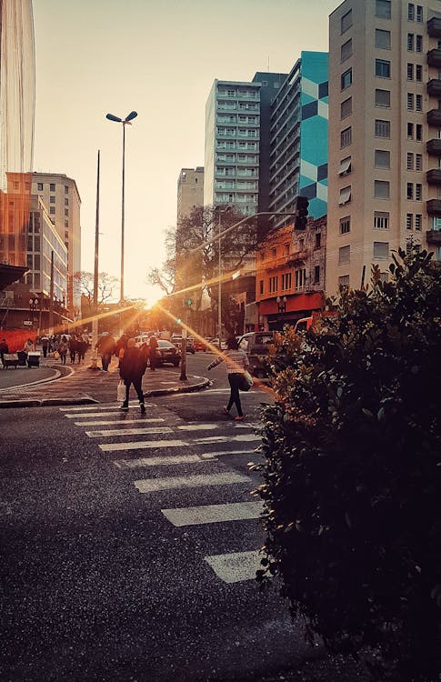 Exklusive Premium Wüstensafari Dubai 2026 Ihr Ultimatives Abenteuer 1 Ein luxuriöses Beduinen-Camp bei Sonnenuntergang in der Wüste, beleuchtet und bereit für die Premium Wüstensafari Gäste.