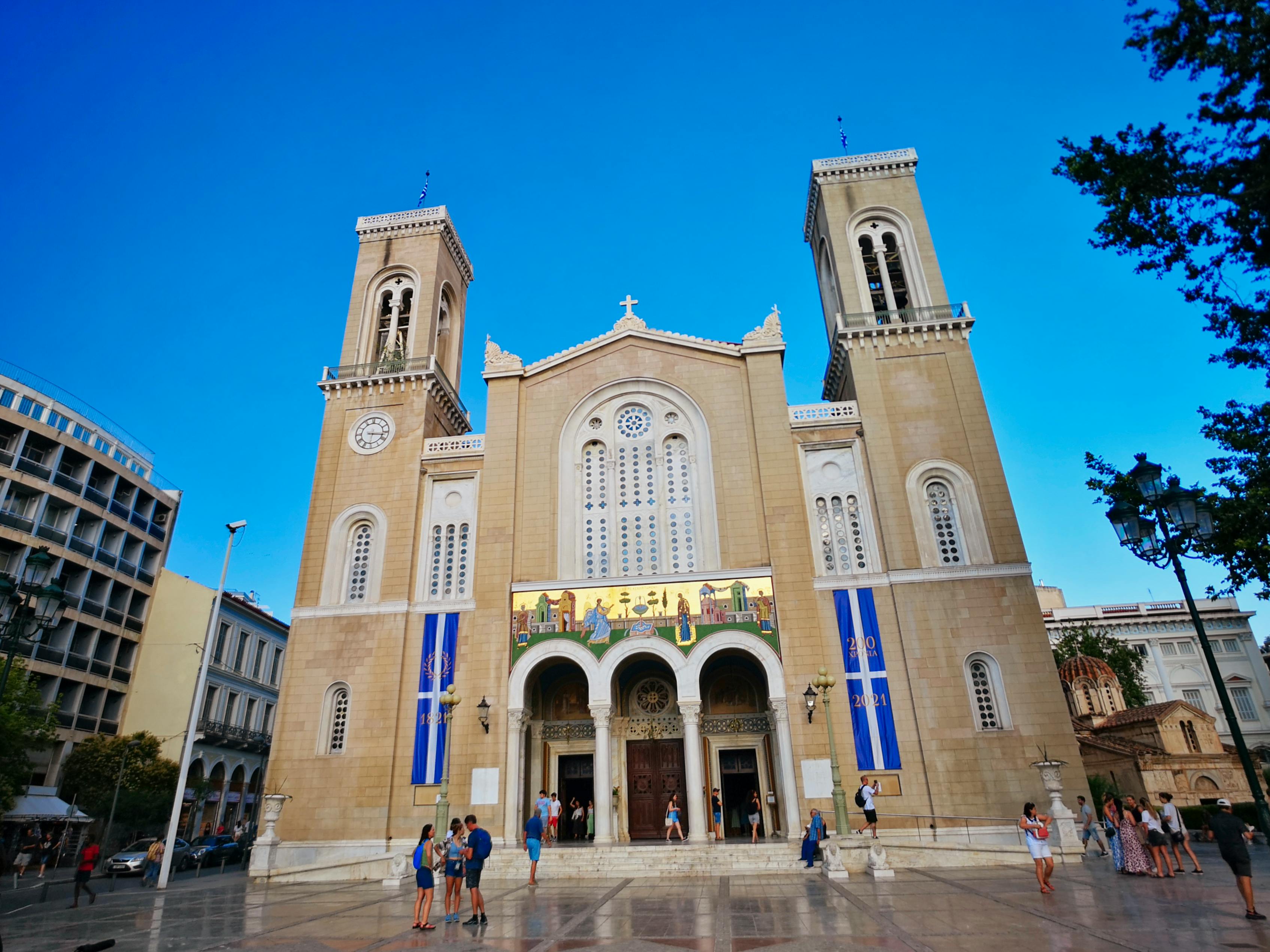 해외여행을 준비하며 카드 정보를 확인하는 모습