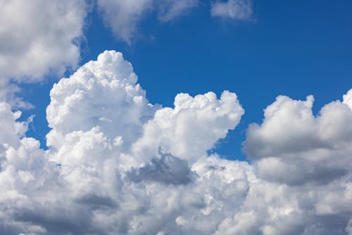 Бесплатное стоковое фото с белые облака, голубое небо, небеса