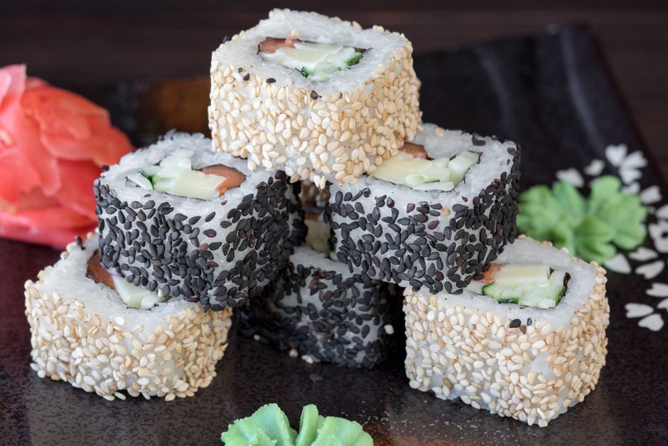 Uramaki special con semi di sesamo e ingredienti freschi