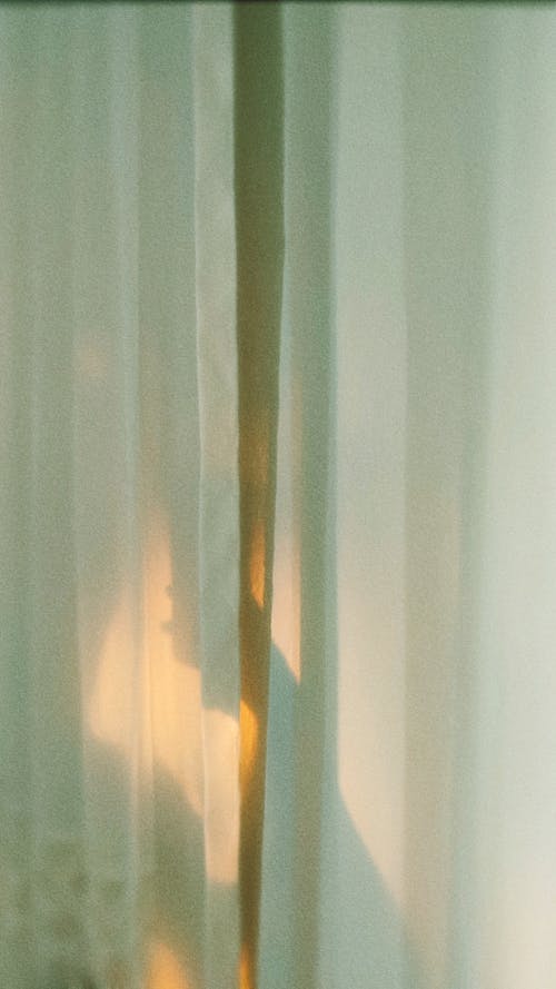 Foto profissional grátis de branco, cortina, luz do sol