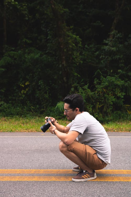 Mann Hält Dslr Kamera Auf Der Straße