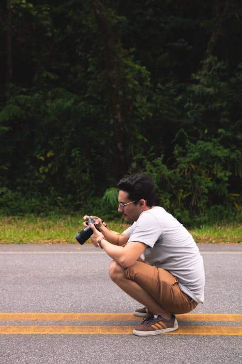 Homem Segurando Uma Câmera Dslr Na Estrada