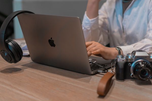 امرأة تعمل على كمبيوتر محمول في إدارة منصات التواصل