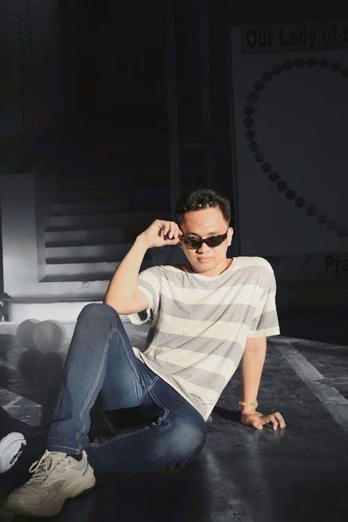 Ilmainen kuvapankkikuva tunnisteilla aasialainen mies, aurinkolasit, istuminen