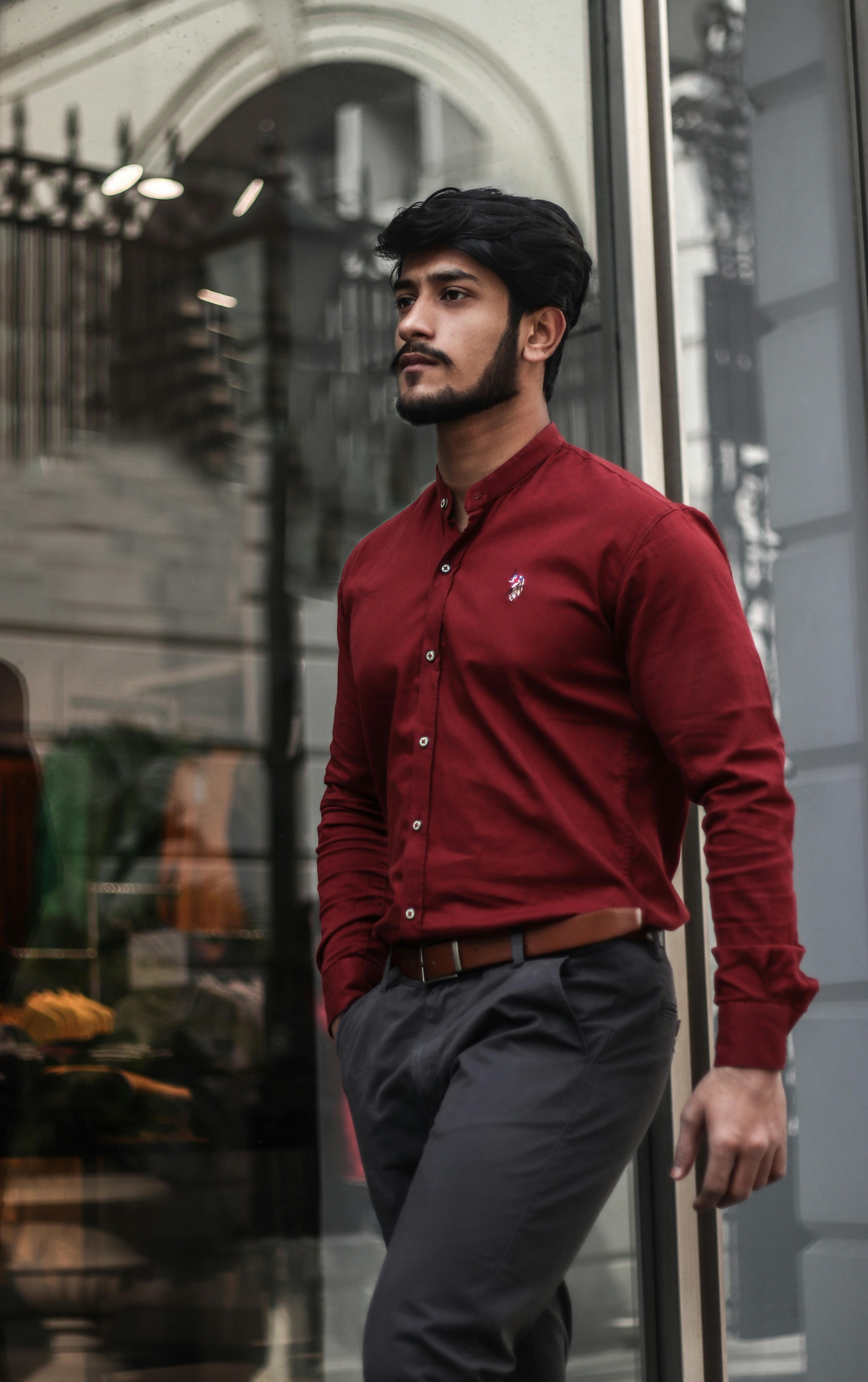 Modelo Hombre En Pantalón Rojo Y Camisa Negra Acostado En El Piso Fotos,  retratos, imágenes y fotografía de archivo libres de derecho. Image 22997849