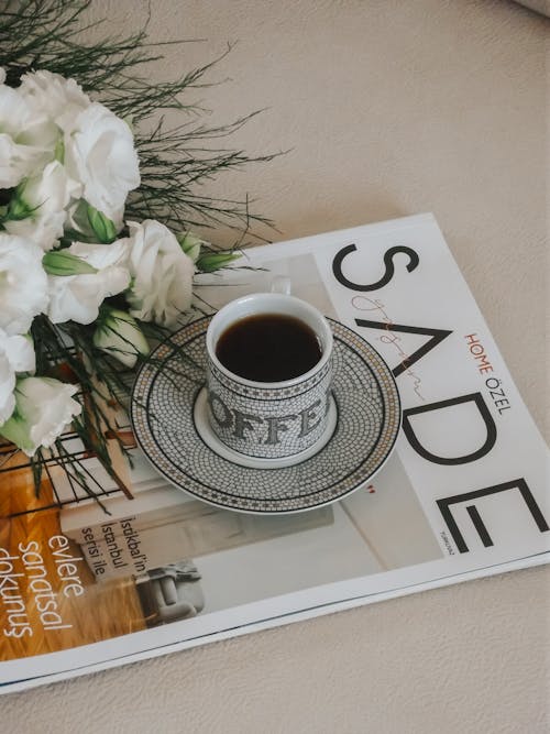 Darmowe zdjęcie z galerii z czarna kawa, czasopismo, drink