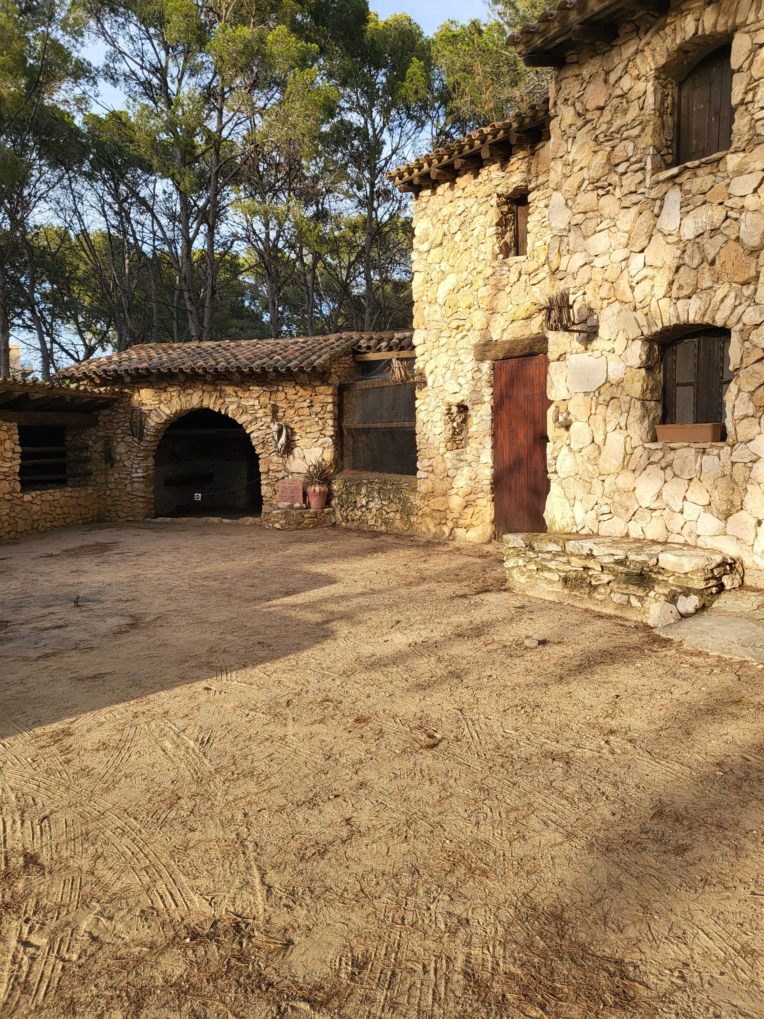 masía de piedra rústica rodeada de naturaleza, un ejemplo de finca para bodas cerca de Barcelona