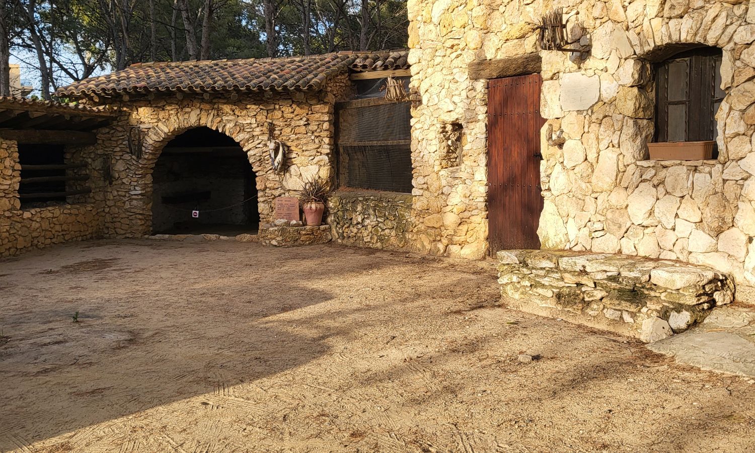 masía de piedra rústica rodeada de naturaleza, un ejemplo de finca para bodas cerca de Barcelona