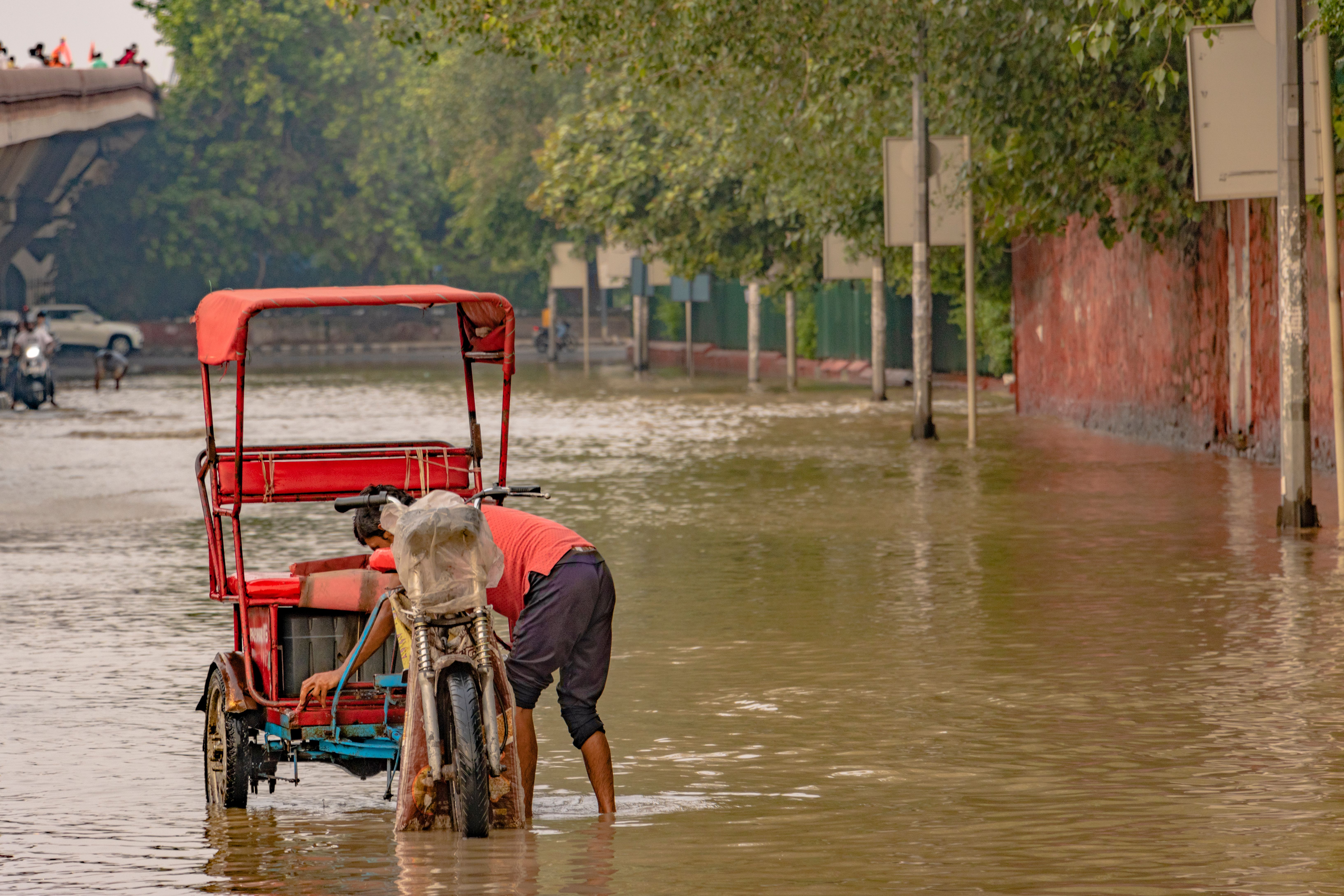 washing the rickshaw with flood water · Free Stock Photo