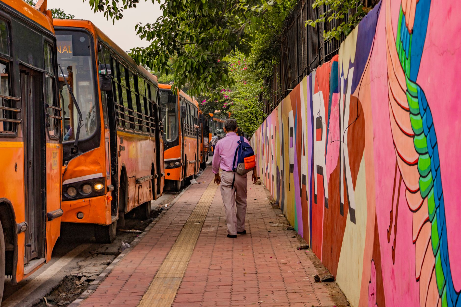 Featured image for the article: Ghaziabad, Noida commuters wait roadside as bus shelters go unused