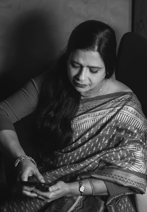 Imagine de stoc gratuită din ecran tactil, femeie indiană, fotografiere verticală