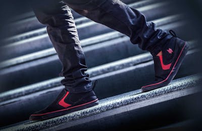 Echipament de cățărare așezat pe stâncă