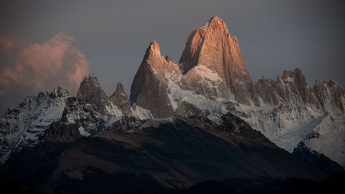 Free Breathtaking view of snow-capped rugged mountains under twilight skies, perfect for nature lovers. Stock Photo