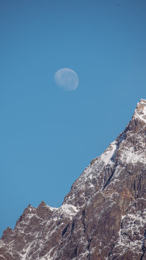 ay, dağlar, dik içeren Ücretsiz stok fotoğraf