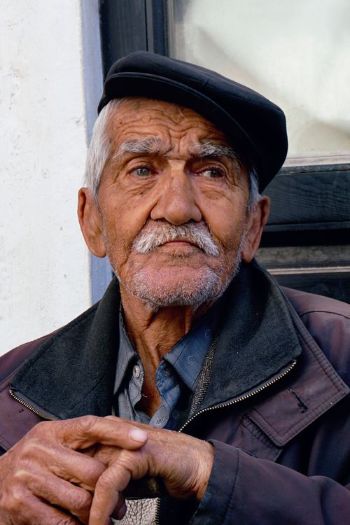 Free Portrait of a senior man with a cap, exuding wisdom and life experience. Stock Photo