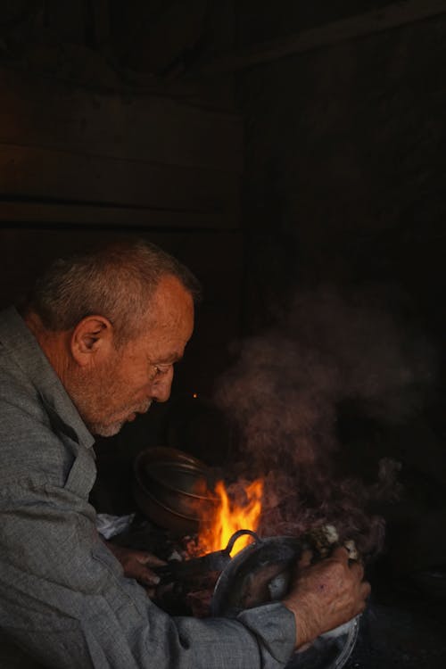 Δωρεάν στοκ φωτογραφιών με άνδρας, γέρος, ετοιμάζω φαγητό