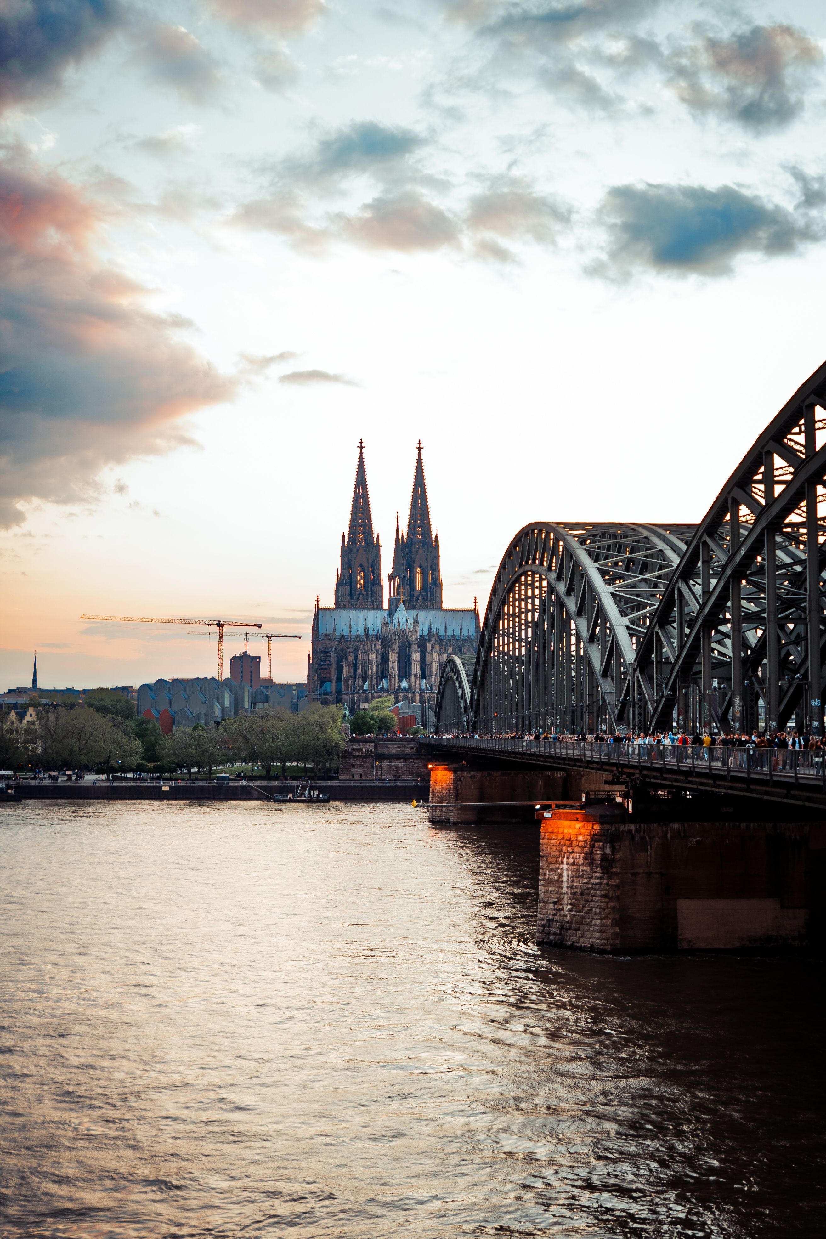 Ponte Hohenzollern Sobre O Rio Reno E A Catedral De Colônia · Foto ...