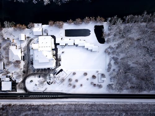 Luchtfotografie Van Gebouw Bedekt Met Sneeuw