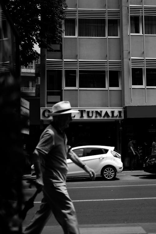 Immagine gratuita di bianco e nero, camminando, cappello