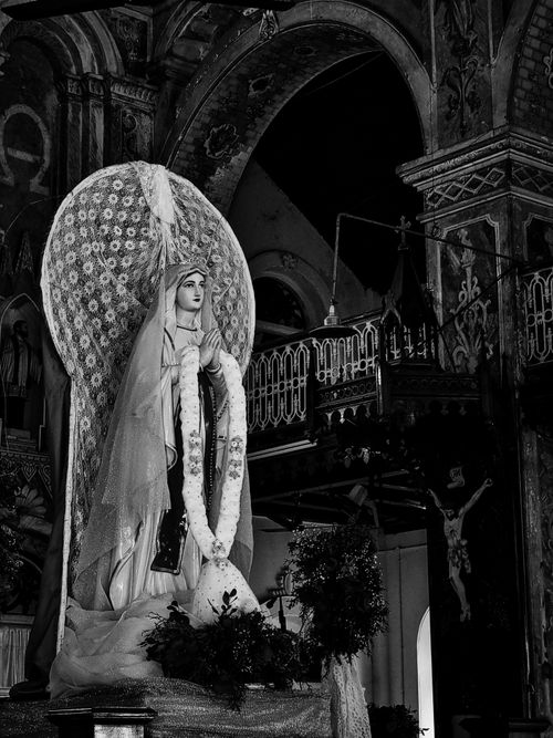 Free A detailed black and white image of a saint sculpture in a historic church setting. Stock Photo