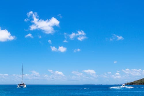 açık deniz, ada, bulutlar içeren Ücretsiz stok fotoğraf