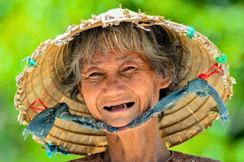 Foto profissional grátis de cabelo grisalho, cara, chapéu cônico