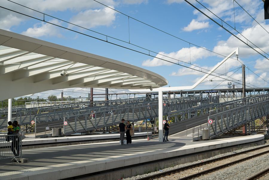 A transit platform under a sweeping white canopy — photo by Emmanuel Codden on Pexels