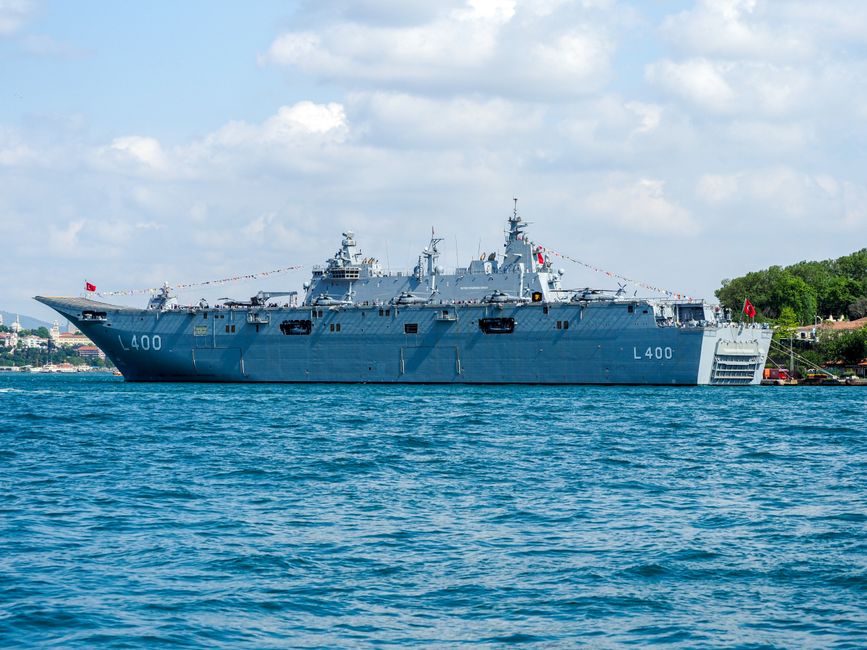 Iran Targets Ships in Strait of Hormuz: Can the US Navy Stop It?