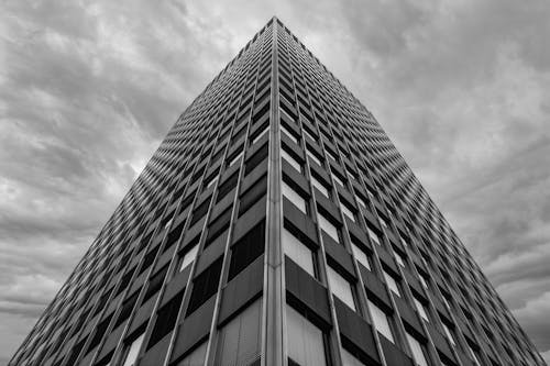 Darmowe zdjęcie z galerii z budynek biurowy, budynek od zewnątrz, czarno-biały