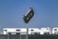 复古的盒式磁带漂浮在模糊的城市背景之上，象征着怀旧之情